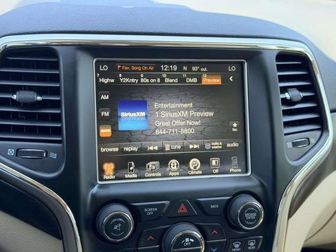 Used 2017 Jeep Grand Cherokee Laredo w/ Quick Order Package 23E AWD/4WD image 3