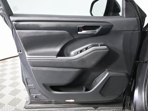 Used 2020 Toyota Highlander XLE image 19