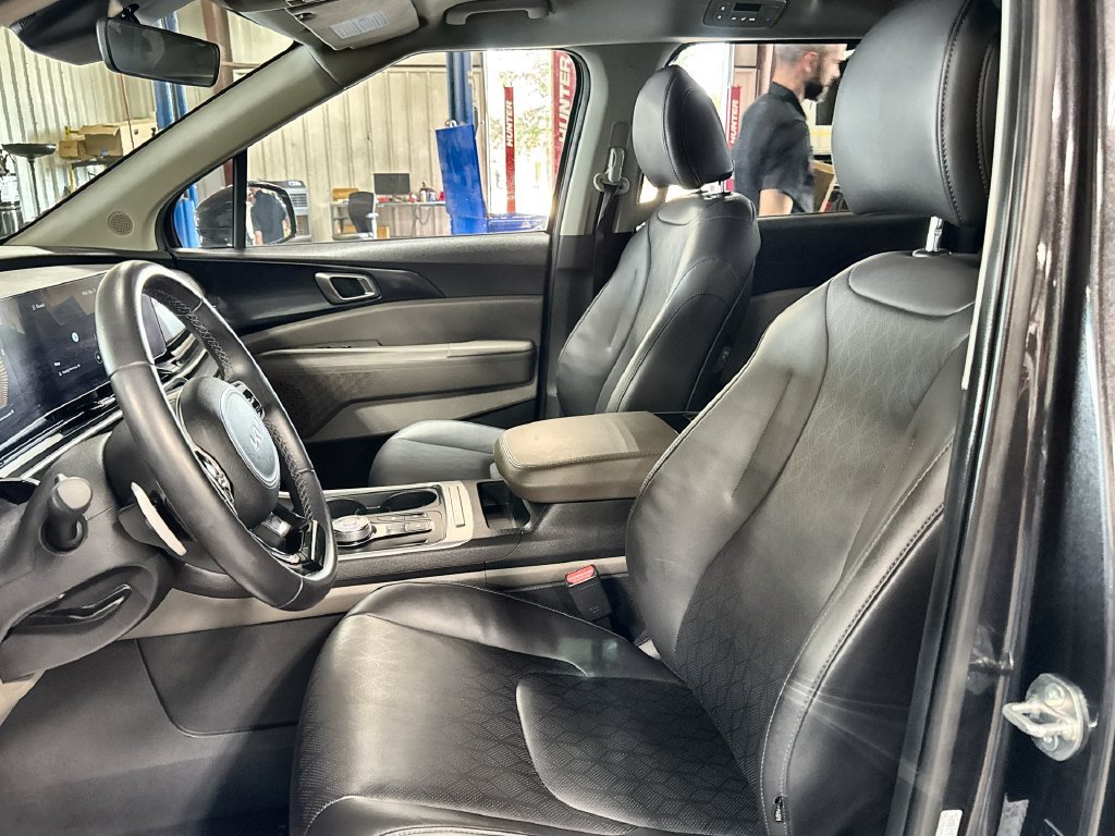 Used 2026 Kia Carnival LXS FWD image 12