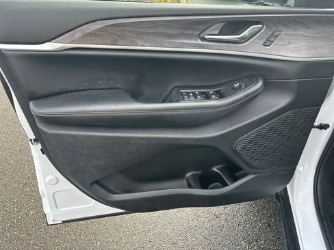 Used 2023 Jeep Grand Cherokee Limited w/ Luxury Tech Group II image 25