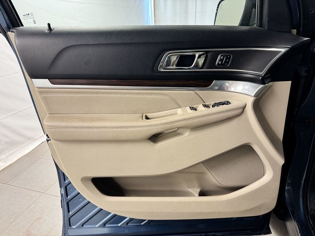 Used 2018 Ford Explorer Limited w/ Equipment Group 301A AWD/4WD image 14