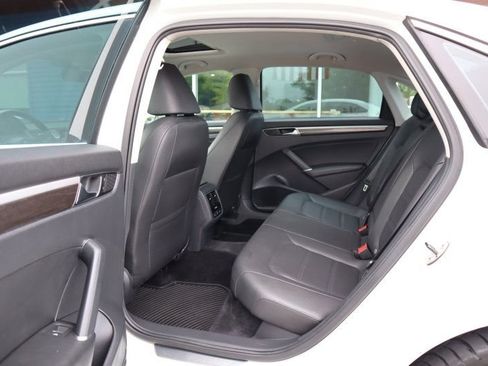 Used 2017 Volkswagen Passat 1.8T SE FWD image 16
