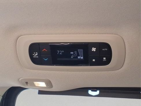 Used 2024 Chrysler Pacifica Limited FWD image 22