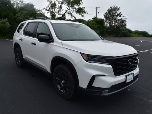 New 2025 Honda Pilot TrailSport image 2