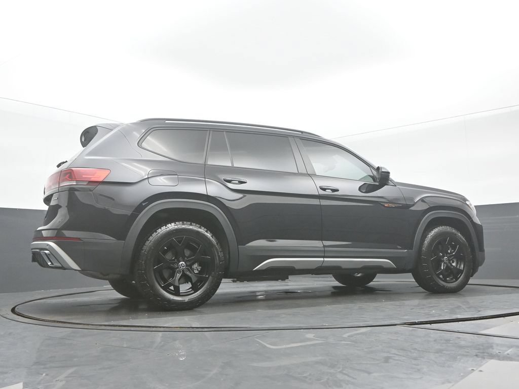 Used 2025 Volkswagen Atlas Peak Edition SE AWD/4WD image 33