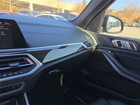 Used 2021 BMW X5 xDrive40i w/ M Sport Package image 25