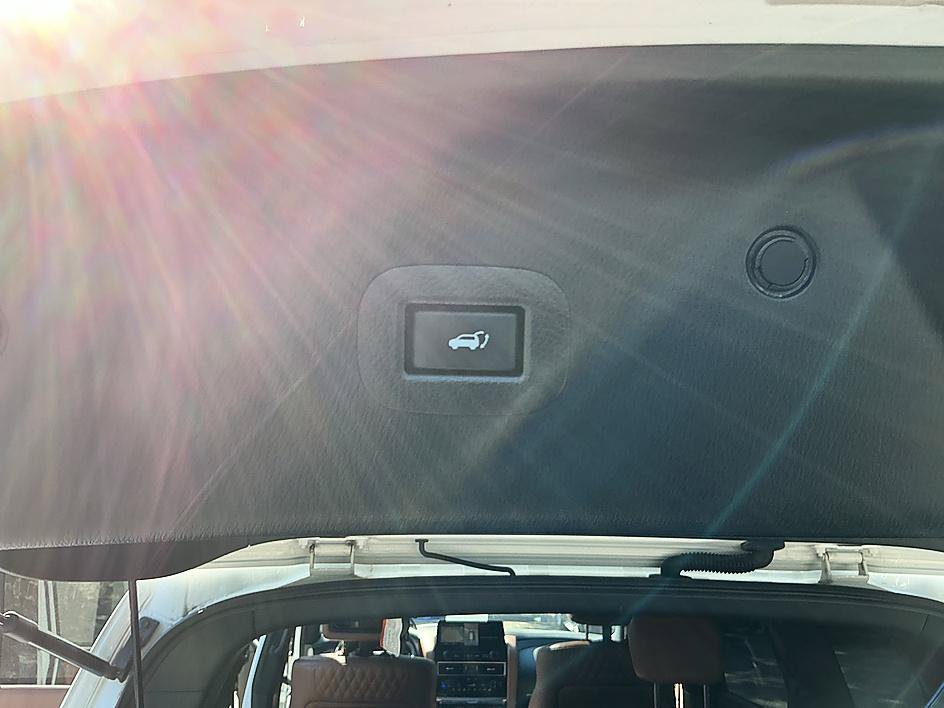 Used 2022 INFINITI QX80 Sensory w/ Cargo Package AWD/4WD image 32