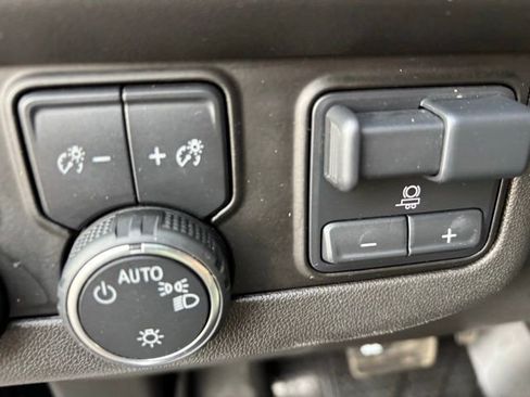 Used 2021 Chevrolet Tahoe Premier w/ Premium Package image 16