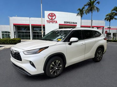 Used 2021 Toyota Highlander XLE FWD image 3