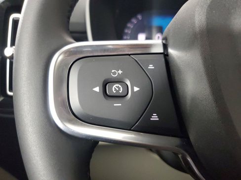 Certified 2025 Volvo XC40 B5 Plus w/ Protection Package Premier AWD/4WD image 25