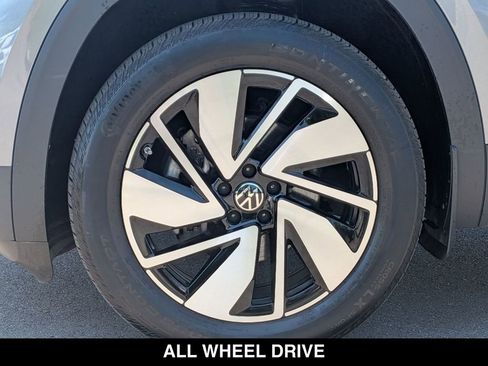 Used 2025 Volkswagen Atlas SE AWD/4WD image 17