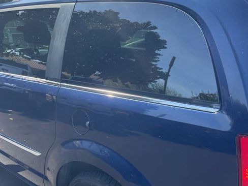 Used 2015 Chrysler Town & Country Limited image 4