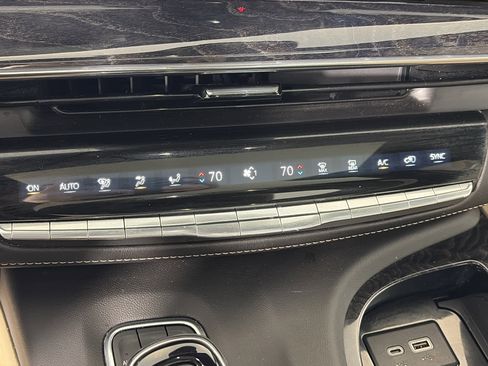 Used 2023 Cadillac Escalade Premium Luxury AWD/4WD image 30