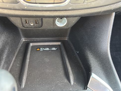 Used 2022 Chevrolet Traverse LT FWD image 20