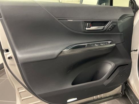 Used 2022 Toyota Venza XLE image 30