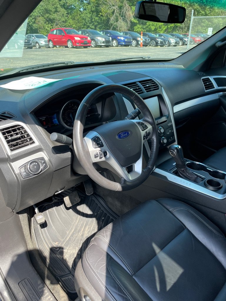 Used 2015 Ford Explorer XLT w/ Equipment Group 202B FWD image 9