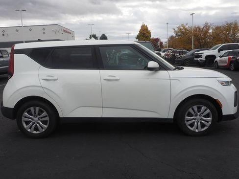 Used 2022 Kia Soul LX image 4