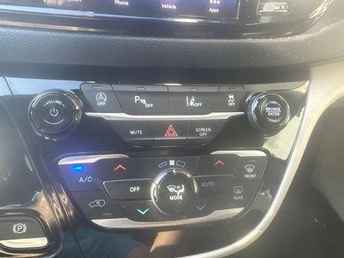 Used 2022 Chrysler Pacifica Touring-L FWD image 10
