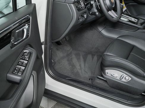 Certified 2026 Porsche Macan Turbo AWD/4WD image 8