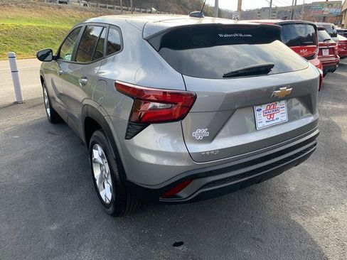 Used 2024 Chevrolet Trax LS w/ LS Convenience Package image 3