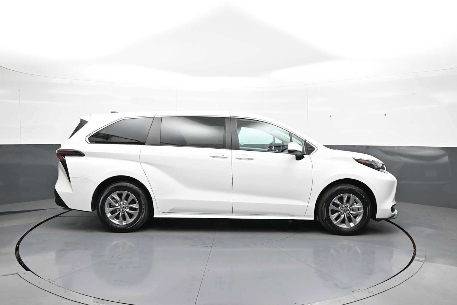 Certified 2025 Toyota Sienna LE FWD image 4