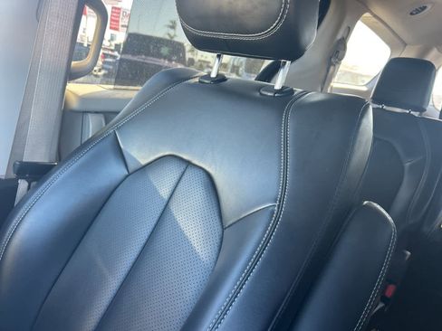 Used 2024 Chrysler Pacifica Touring-L image 38