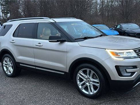 Used 2017 Ford Explorer XLT w/ Equipment Group 202A image 27