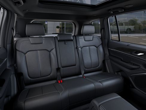 New 2026 Jeep Grand Cherokee Limited w/ Luxury Tech Group II AWD/4WD image 17