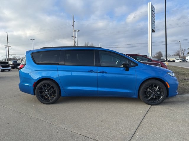 New 2026 Chrysler Pacifica Select w/ S Appearance Package FWD image 7