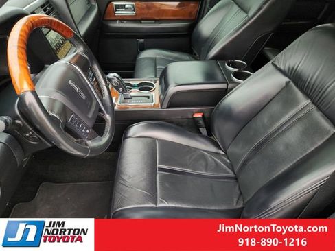 Used 2017 Lincoln Navigator Select image 13