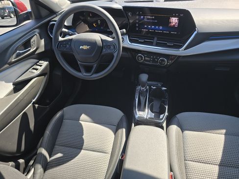 Used 2025 Chevrolet Trax LT FWD image 3