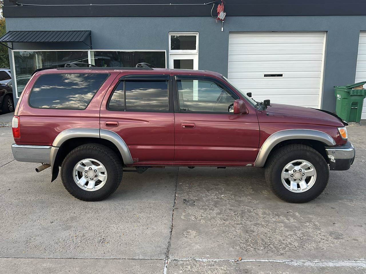 Used 2000 Toyota 4Runner SR5 w/ Upgrade Value Pkg 4 RWD image 4