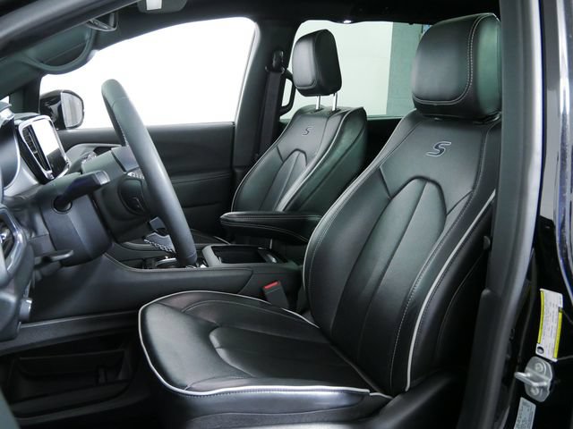 Certified 2025 Chrysler Pacifica Limited FWD image 21