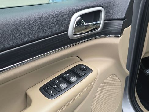 Used 2021 Jeep Grand Cherokee Limited RWD image 11