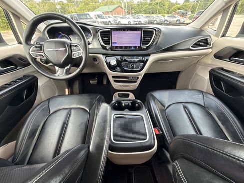 Used 2023 Chrysler Pacifica Touring-L FWD image 15