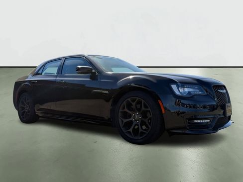 Used 2017 Chrysler 300 S w/ 300S Premium Group image 5