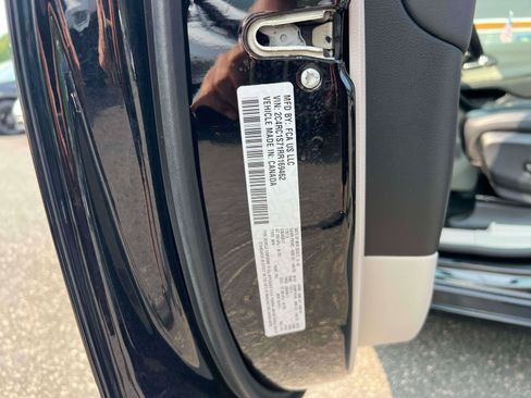 Used 2024 Chrysler Pacifica Limited FWD image 14