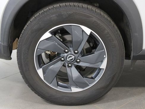 Used 2024 Nissan Rogue SV AWD/4WD image 16