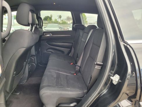 Used 2017 Jeep Grand Cherokee Laredo w/ Quick Order Package 2BE image 12