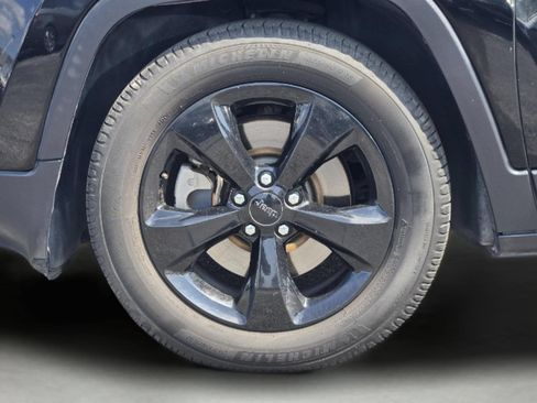 Used 2017 Jeep Cherokee Sport FWD image 11