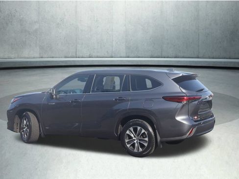 Used 2020 Toyota Highlander XLE AWD/4WD image 20