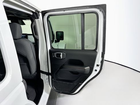 Used 2025 Jeep Wrangler Sahara image 30