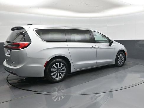 Used 2024 Chrysler Pacifica Limited FWD image 4