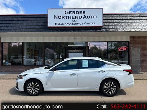 Used 2024 Nissan Altima 2.5 SV FWD image 1