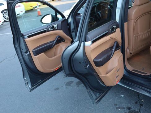 Used 2014 Porsche Cayenne GTS image 21