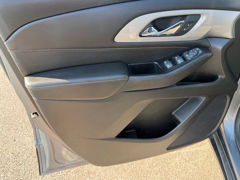 Used 2019 Chevrolet Traverse LT FWD image 12