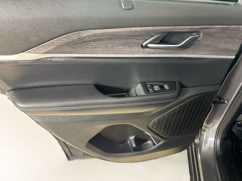 Used 2025 Jeep Grand Cherokee Limited w/ Luxury Tech Group II AWD/4WD image 23