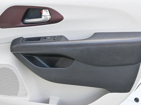 Used 2020 Chrysler Pacifica Limited image 22