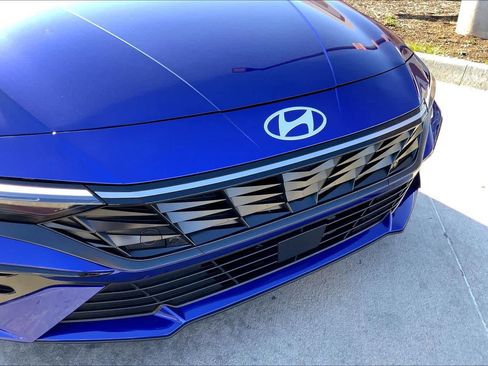 Used 2025 Hyundai Elantra Limited image 32