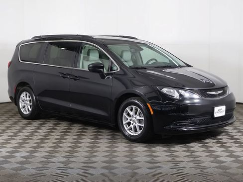 Used 2021 Chrysler Voyager Lxi FWD image 2